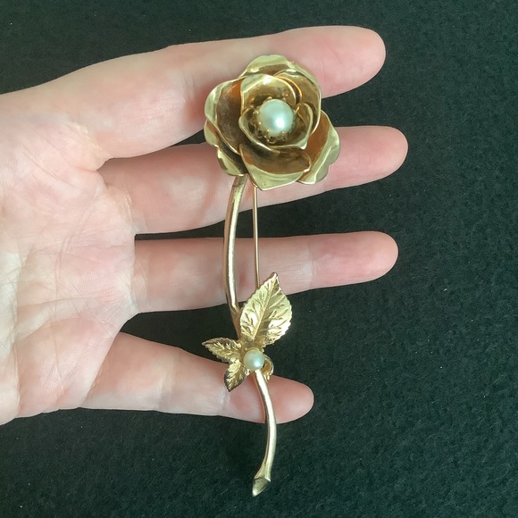 Vintage gold tone faux pearl brooch. - Picture 5 of 5